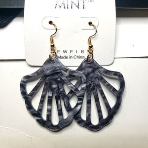 𝅺Gray seashell fish hook boho earrings